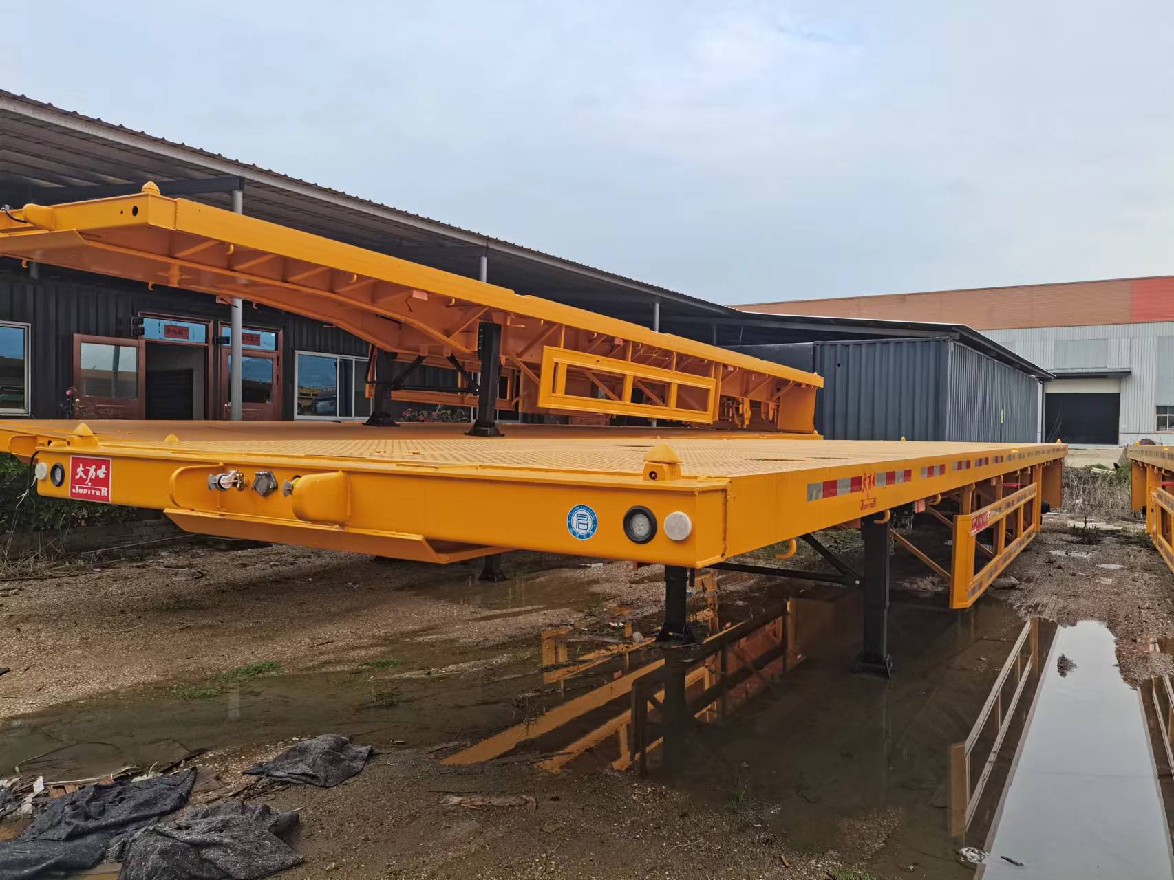 Trailer Flatbed Tri-Axle siap dikirim