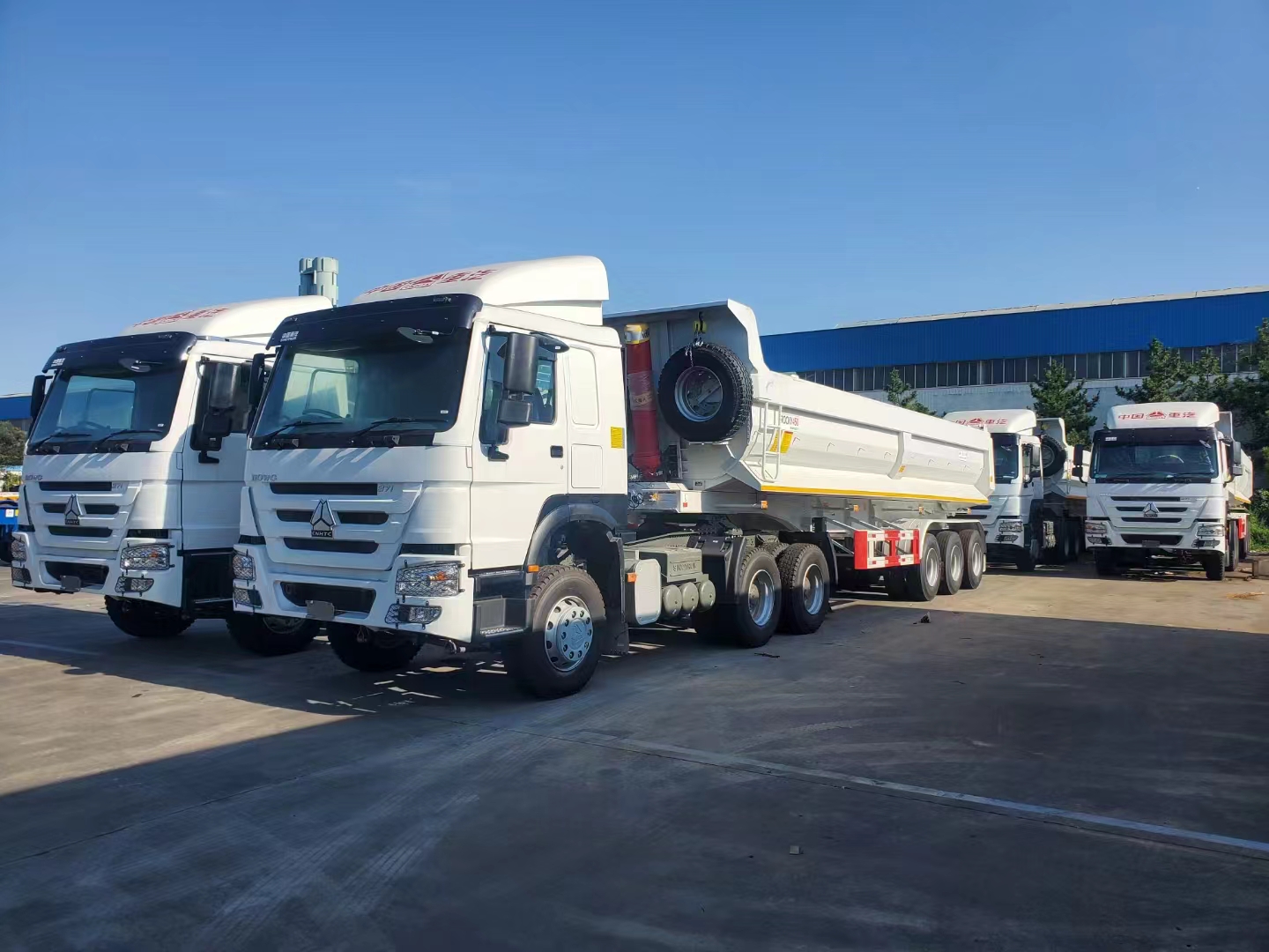 Traktor truk Sinotruk howo dan semi trailer tipper siap dikirim