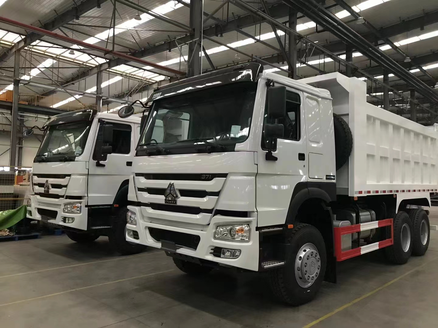 SINOTRUK HOWO 6*4 DUMP TRUCK SIAP UNTUK PENGIRIMAN