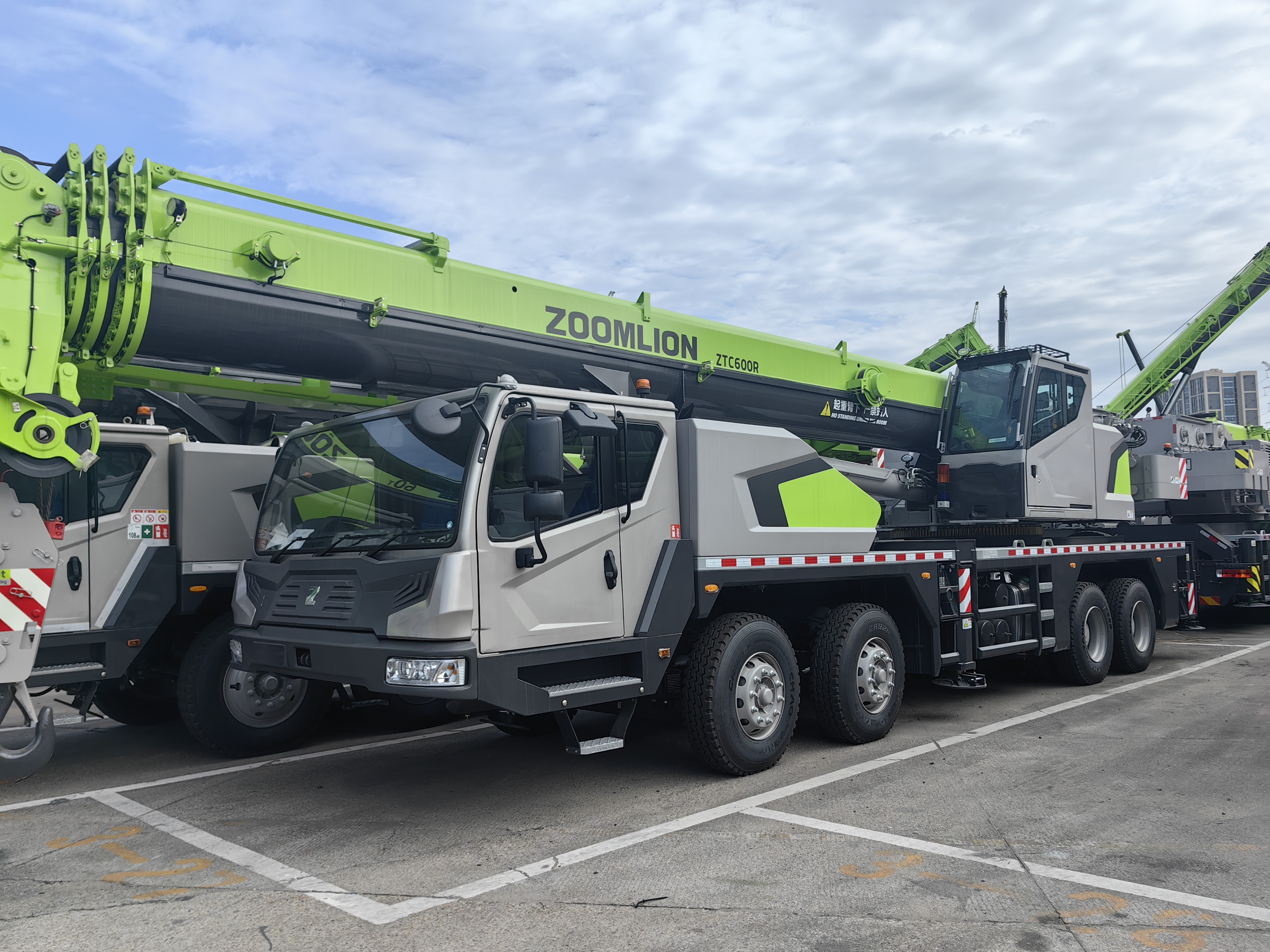 Satu unit crane truk 60t siap untuk pengiriman