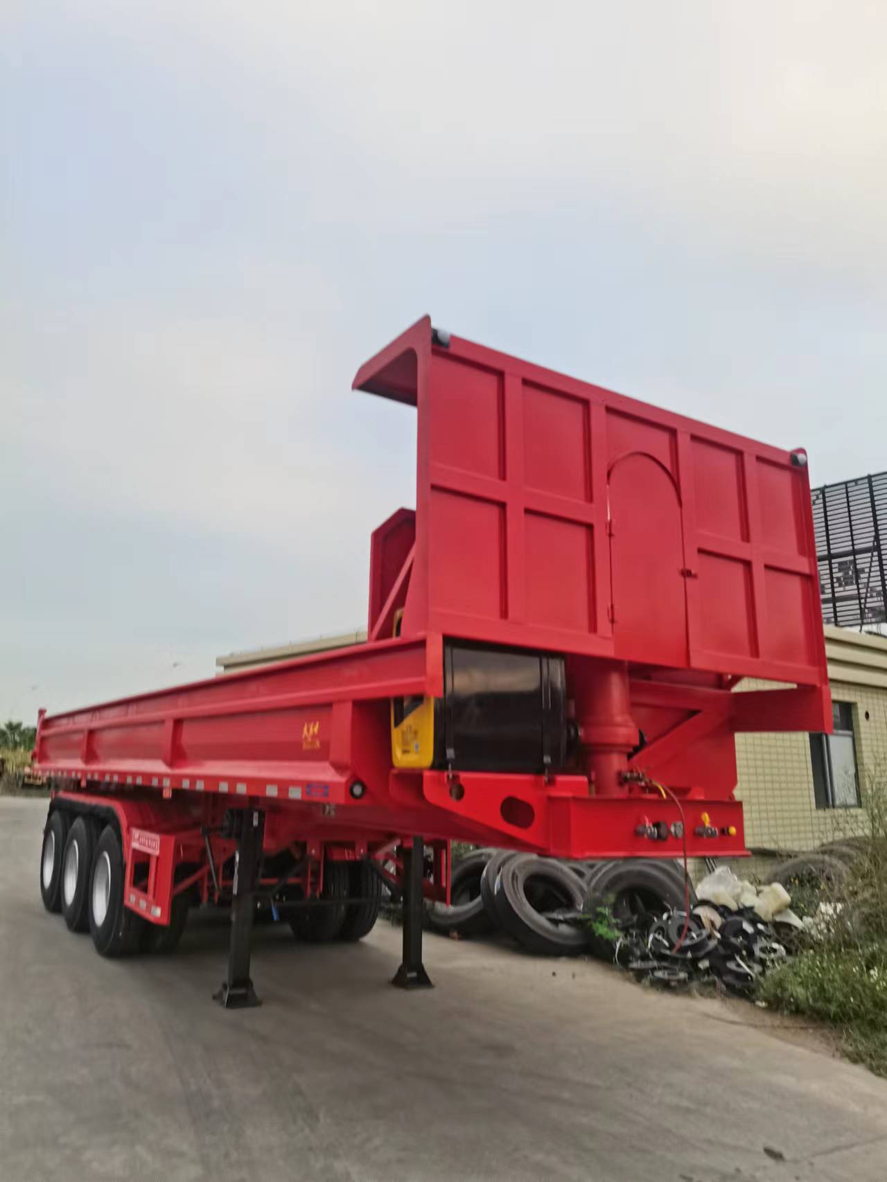 Trailer Semi Body Dump Bentuk U Tugas Berat dengan kapasitas 60-80 ton