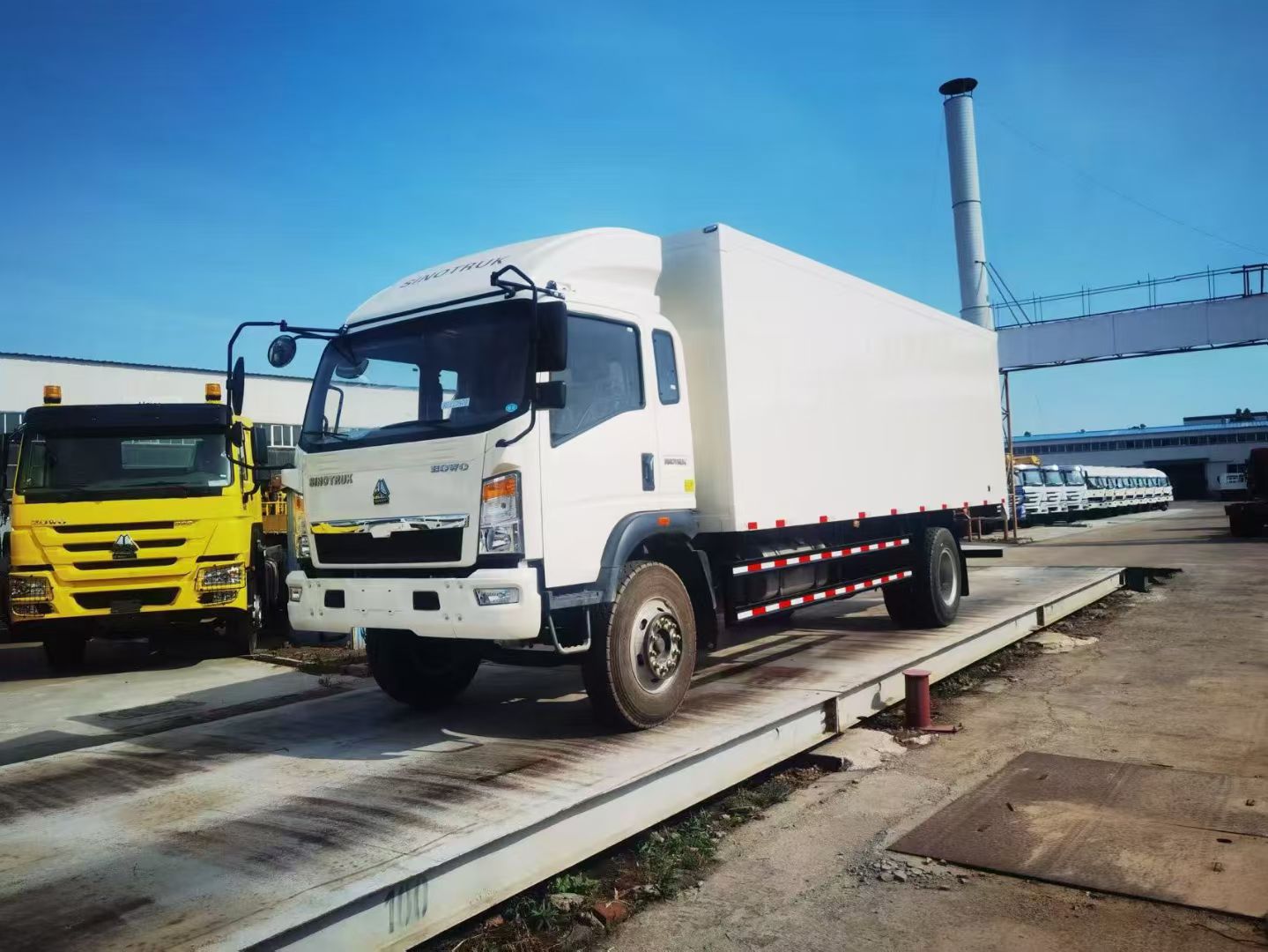 SINOTRUK HOWO 4X2 VANBOX CARGO TRUCK
